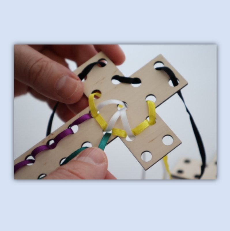 Fädelkreuz - Mit Farben durch die Kar- und Ostergeschichte