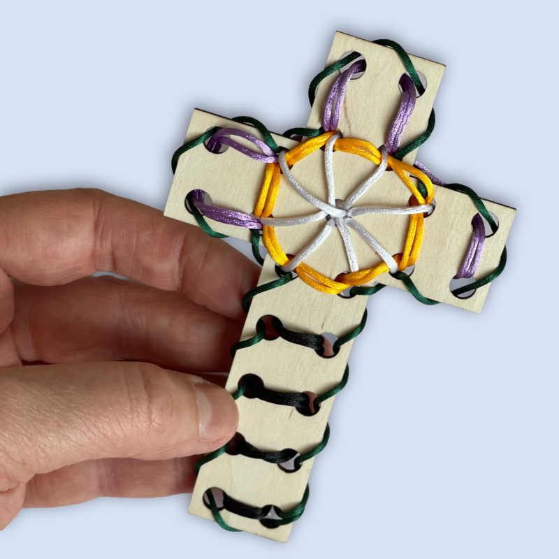 Fädelkreuz - Mit Farben durch die Kar- und Ostergeschichte